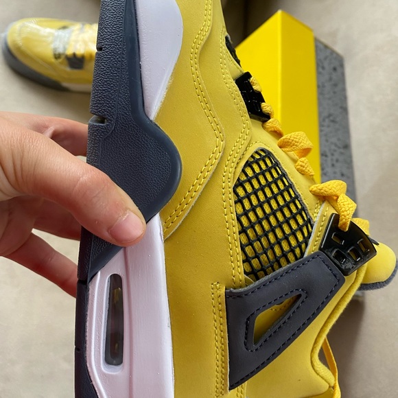 Jordan 4 lightening size 4Y - Picture 7 of 7